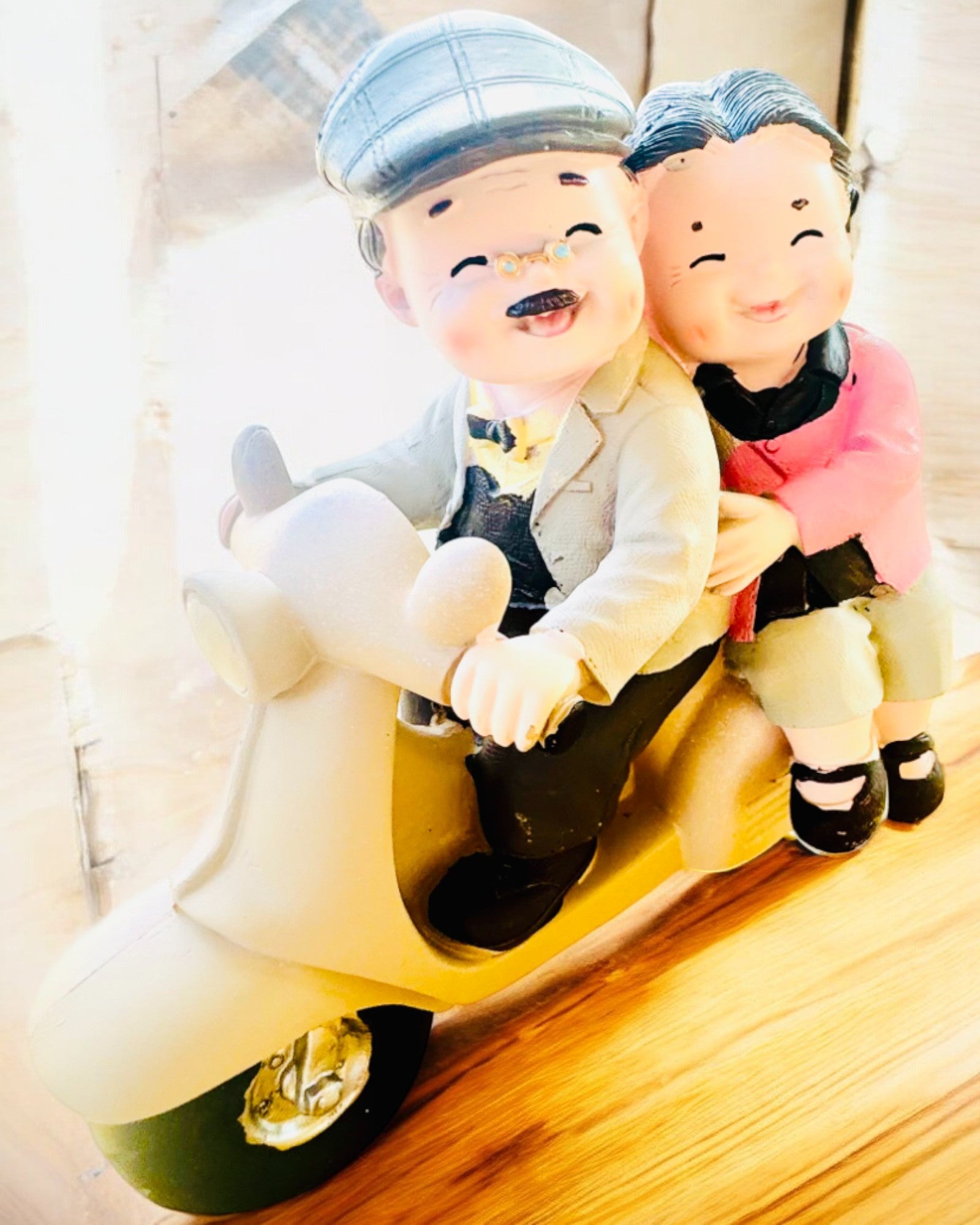 Figura decorativa Enamorados en scooter - personalización con grabado para regalo