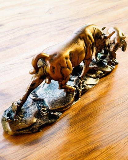 "Starcie Byka z Niedźwiedziem" - Escultura de cobre y óxido con opción de grabado