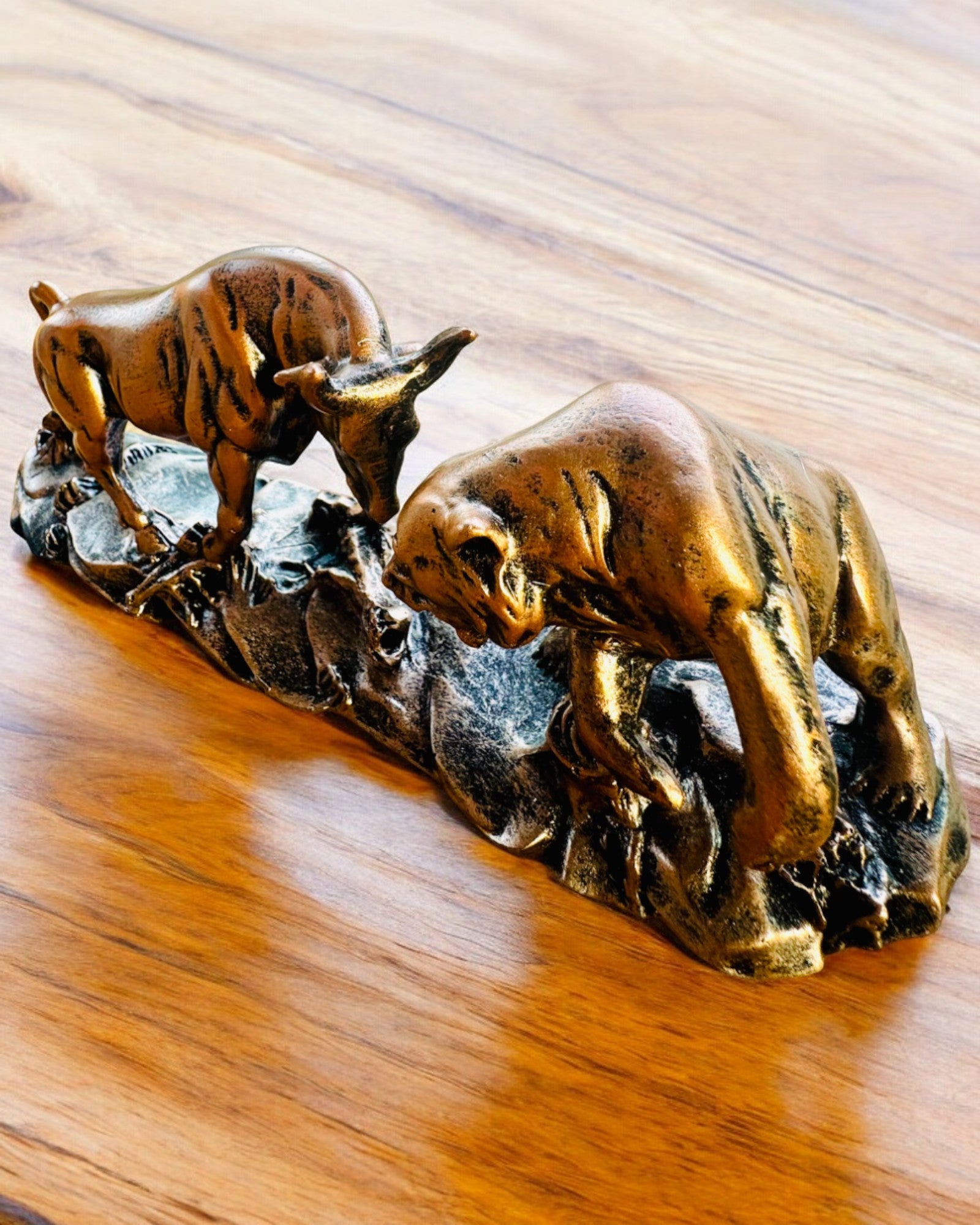 "Starcie Byka z Niedźwiedziem" - Escultura de cobre y óxido con opción de grabado