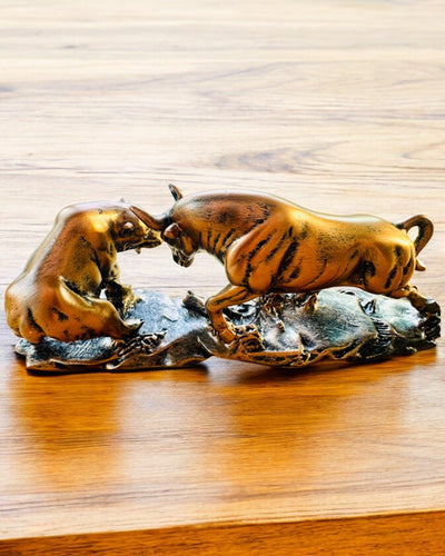 "Starcie Byka z Niedźwiedziem" - Escultura de cobre y óxido con opción de grabado