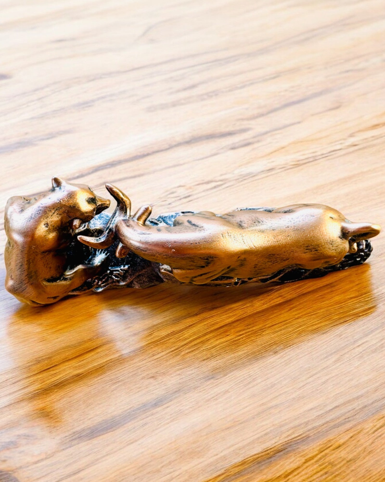 "Starcie Byka z Niedźwiedziem" - Escultura de cobre y óxido con opción de grabado