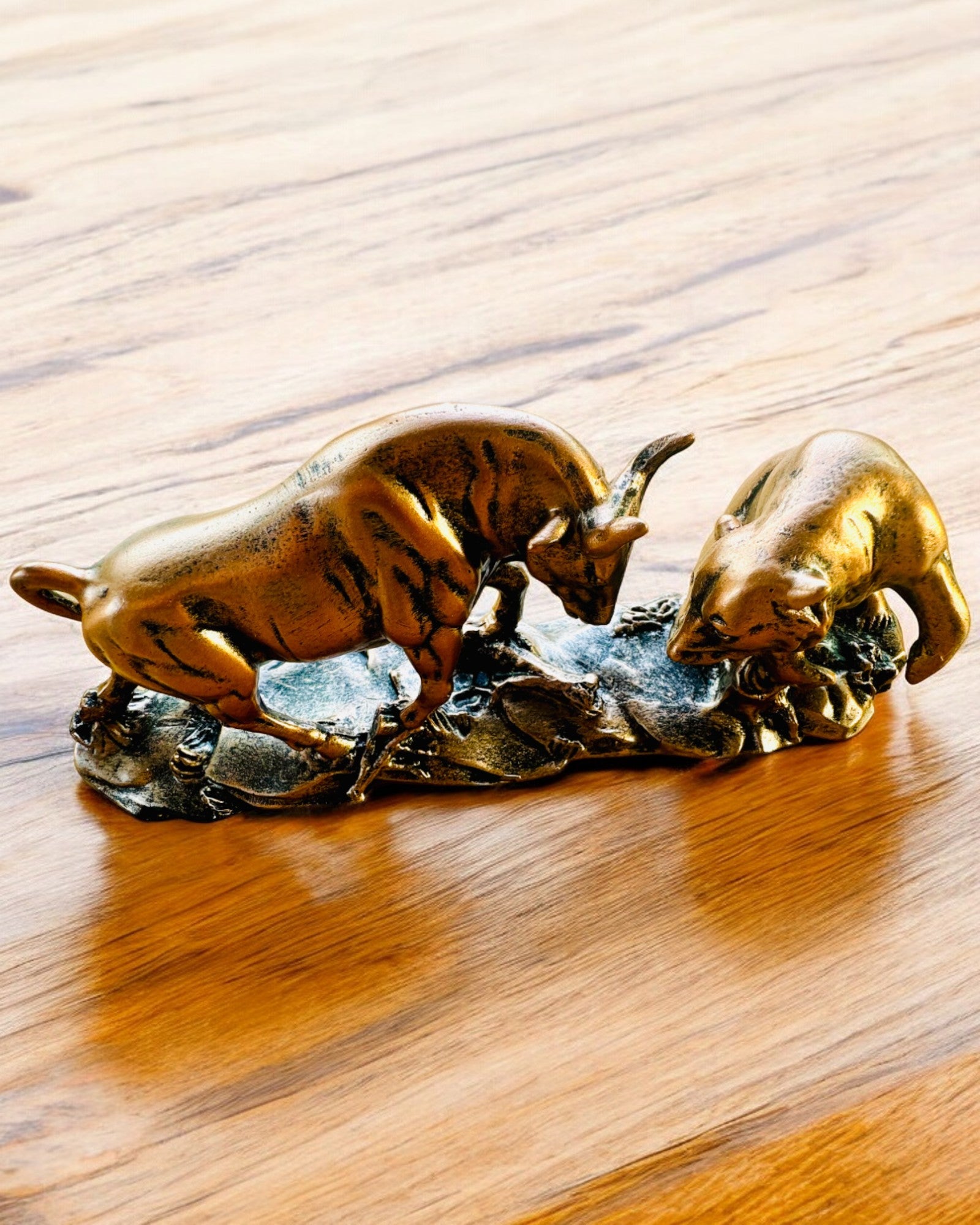 "Starcie Byka z Niedźwiedziem" - Escultura de cobre y óxido con opción de grabado