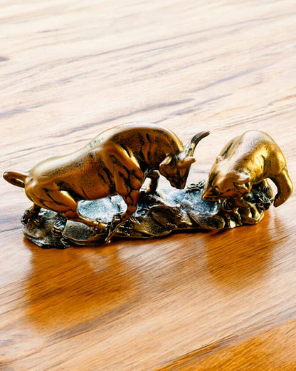 "Starcie Byka z Niedźwiedziem" - Escultura de cobre y óxido con opción de grabado