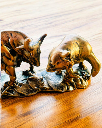 "Starcie Byka z Niedźwiedziem" - Escultura de cobre y óxido con opción de grabado