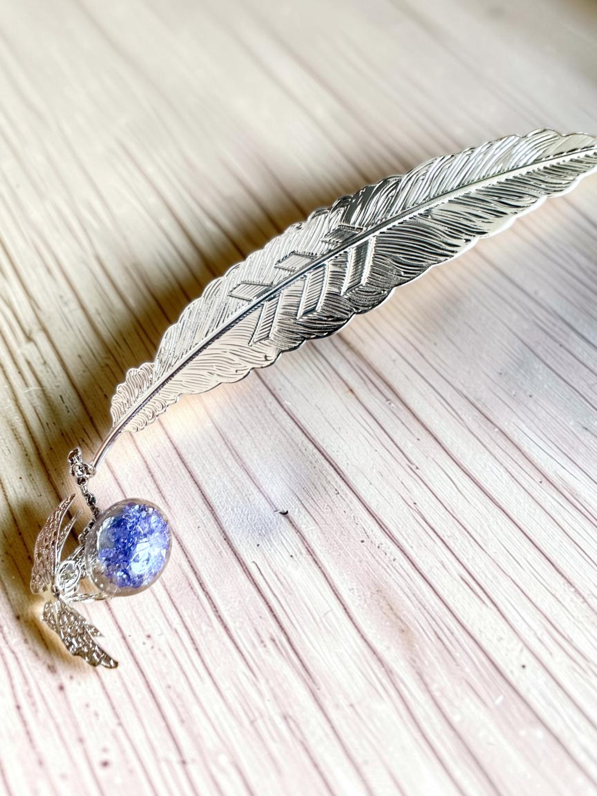 Marcapáginas creativo para libros con grabado, en estilo retro con motivo de pluma y mariposa – elegante regalo promocional