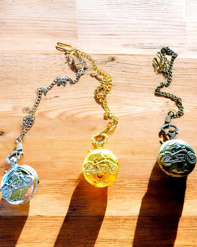 Reloj de Bolsillo "Motocyklowy Elegancik 2" – Grabado para regalo, 3 variantes de color