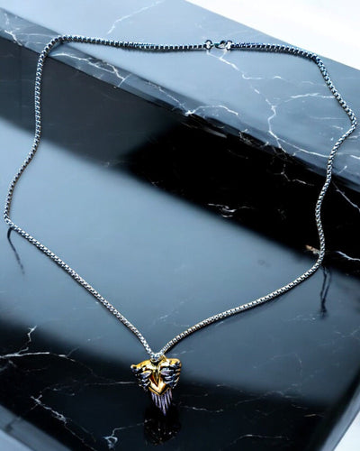 Amuleto Arquero del Corazón – Alas Oscuras del Amor, con opción de personalización mediante grabado como regalo