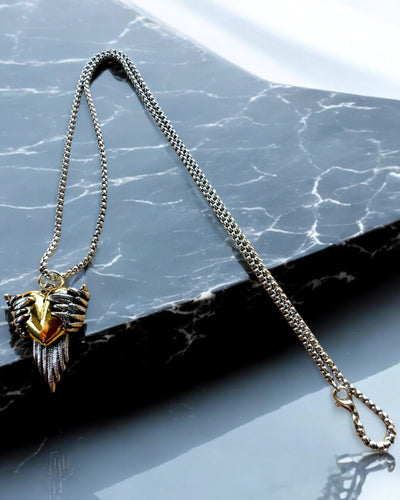 Amuleto Arquero del Corazón – Alas Oscuras del Amor, con opción de personalización mediante grabado como regalo