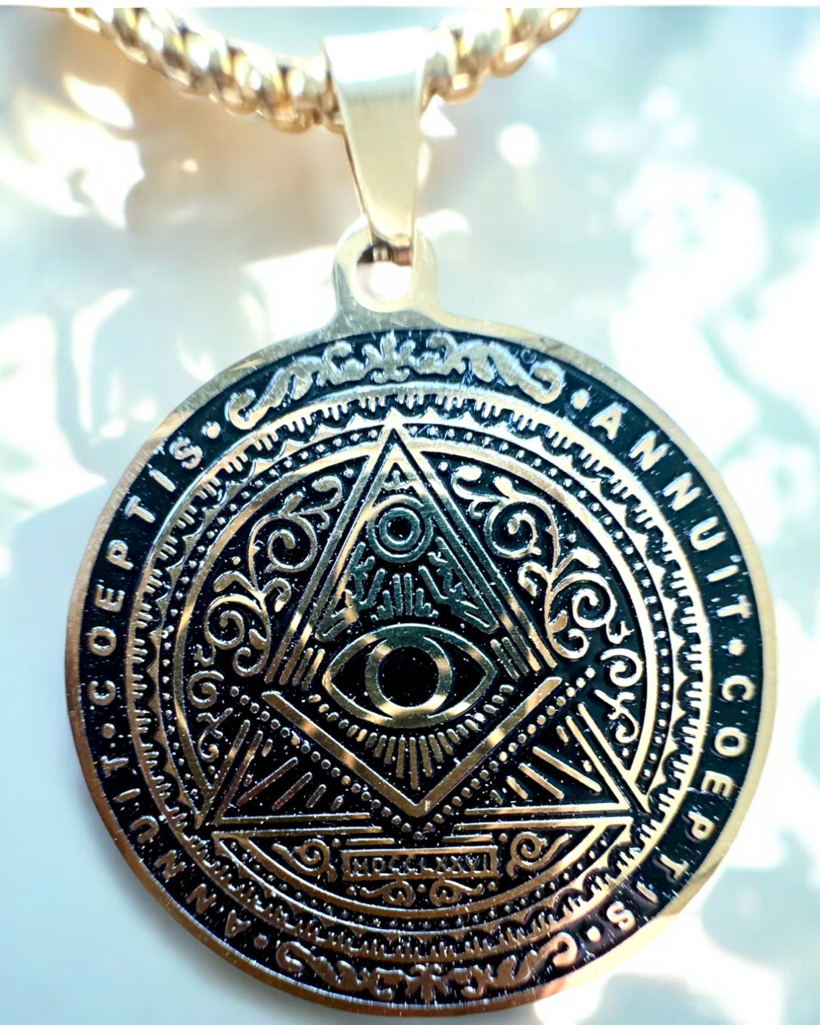 Amuleto de Poder Misterioso - Collar con Grabado, 2 variantes de color a elegir