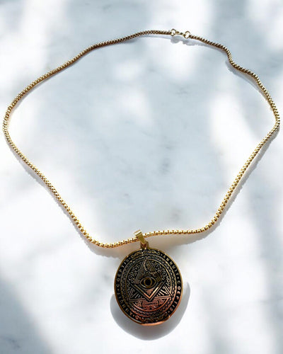Amuleto de Poder Misterioso - Collar con Grabado, 2 variantes de color a elegir
