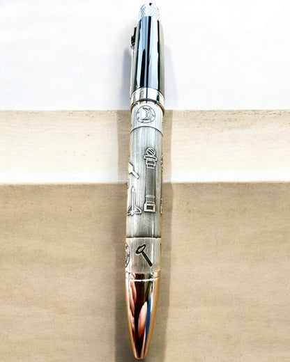 Elegante Bolígrafo "Mistrzowska Harmonia" con Opción de Grabado - Motivos Simbólicos, Plata Antigua, posibilidad de personalización con grabado para regalo