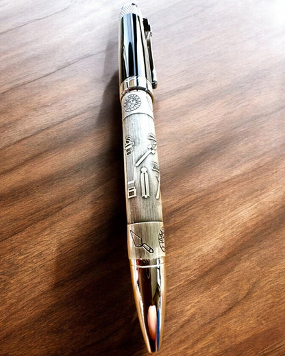 Elegante Bolígrafo "Mistrzowska Harmonia" con Opción de Grabado - Motivos Simbólicos, Plata Antigua, posibilidad de personalización con grabado para regalo