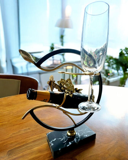 Soporte "Elegancki Owad" - para botella de vino y copas, altura 33 cm, posibilidad de personalización con grabado para regalo
