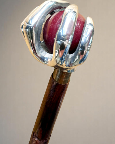 Bastón para caminar "Mano Real" – tallado a mano en madera de mango indio, posibilidad de personalización con grabado