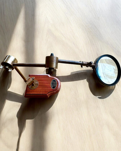 Lupa artesanal "Royal Magnifier" con base y soporte ajustable - posibilidad de personalización con grabado para regalo