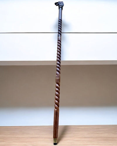 Bastón tallado a mano para caminar – Guardián Lobo, de madera, con posibilidad de personalización con grabado.