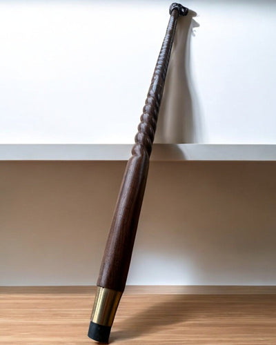 Bastón tallado a mano para caminar – Guardián Lobo, de madera, con posibilidad de personalización con grabado.