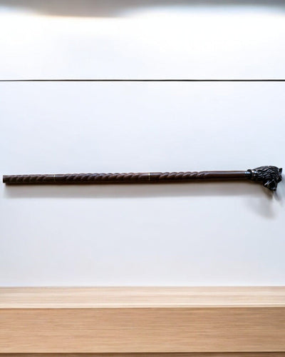 Bastón tallado a mano para caminar – Guardián Lobo, de madera, con posibilidad de personalización con grabado.