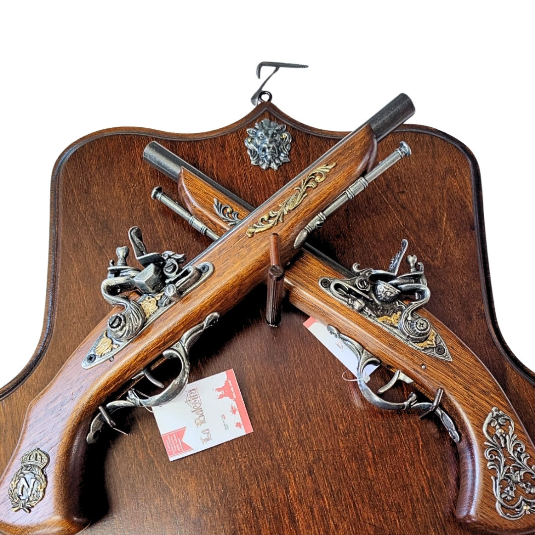 Réplica de pistolas de chispa en perchero de madera con posibilidad de personalización con grabado – Elegante elemento decorativo para regalo a amantes de la historia – Dimensiones 45 x 42,5 cm, longitud de pistolas 37 cm, alta calidad de fabricación