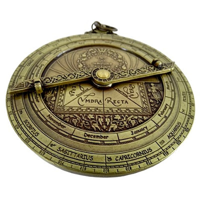 Astrolabio europeo H32 – réplica renacentista premium con posibilidad de personalización mediante grabado – regalo ideal con elegante pedestal de madera – altura 12 cm, hecho a mano con atención al detalle