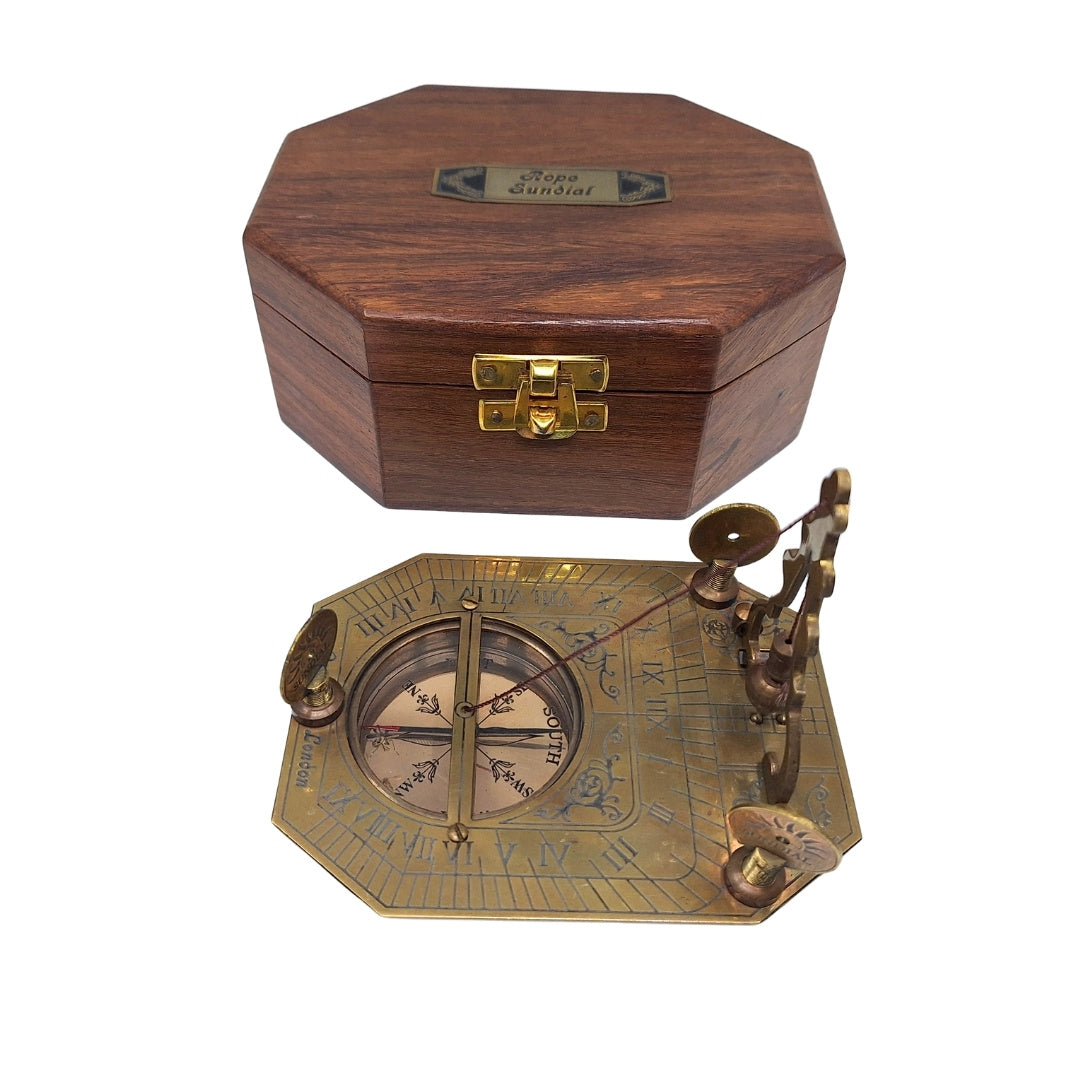 Elegante brújula de latón con reloj de sol en caja de madera - Regalo ideal para viajeros, estilo retro, dimensiones: 11.5 x 8.8 x 9.0 cm, material: latón y madera
