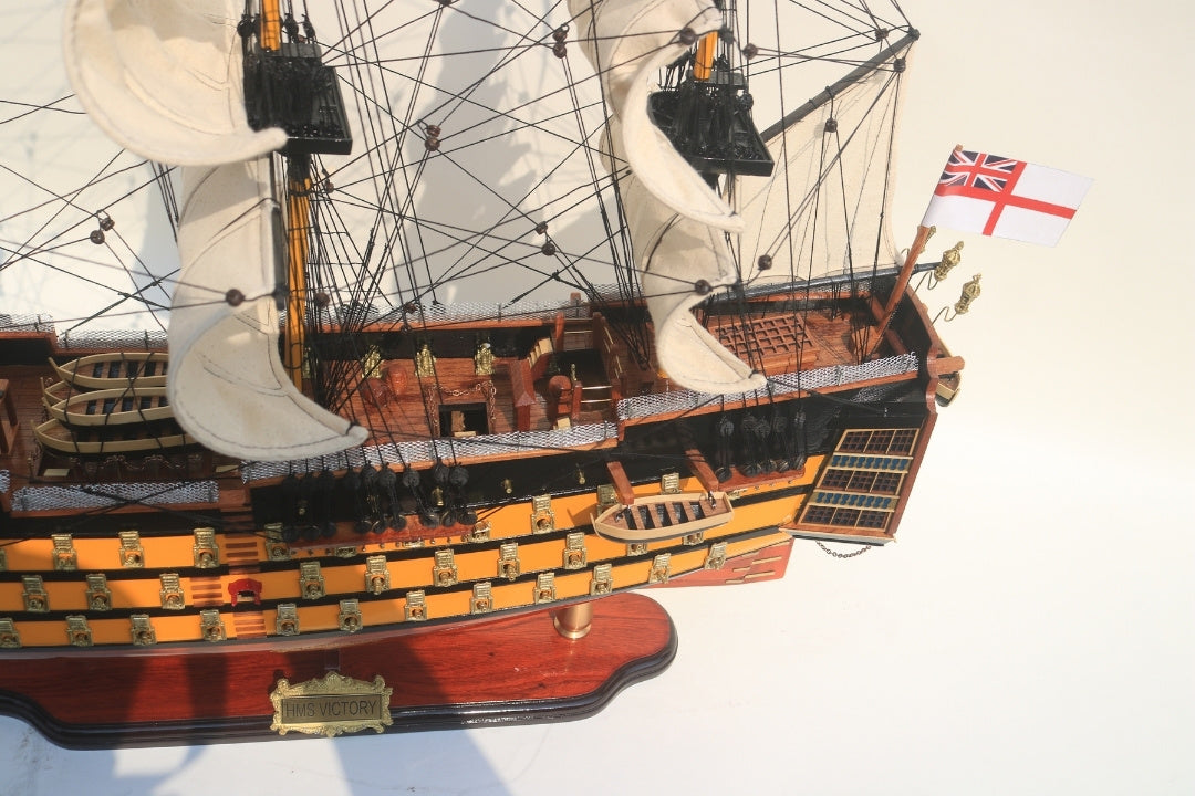 Modelo montado del velero HMS Victory de 80cm con posibilidad de personalización mediante grabado - Decoración exclusiva para regalo, hecho a mano con madera exótica, alta calidad y atención a los detalles