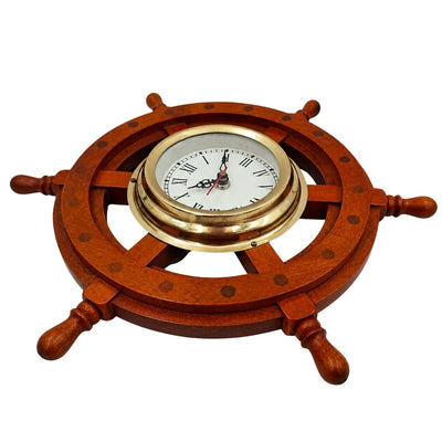 Reloj marino en timón de madera con latón