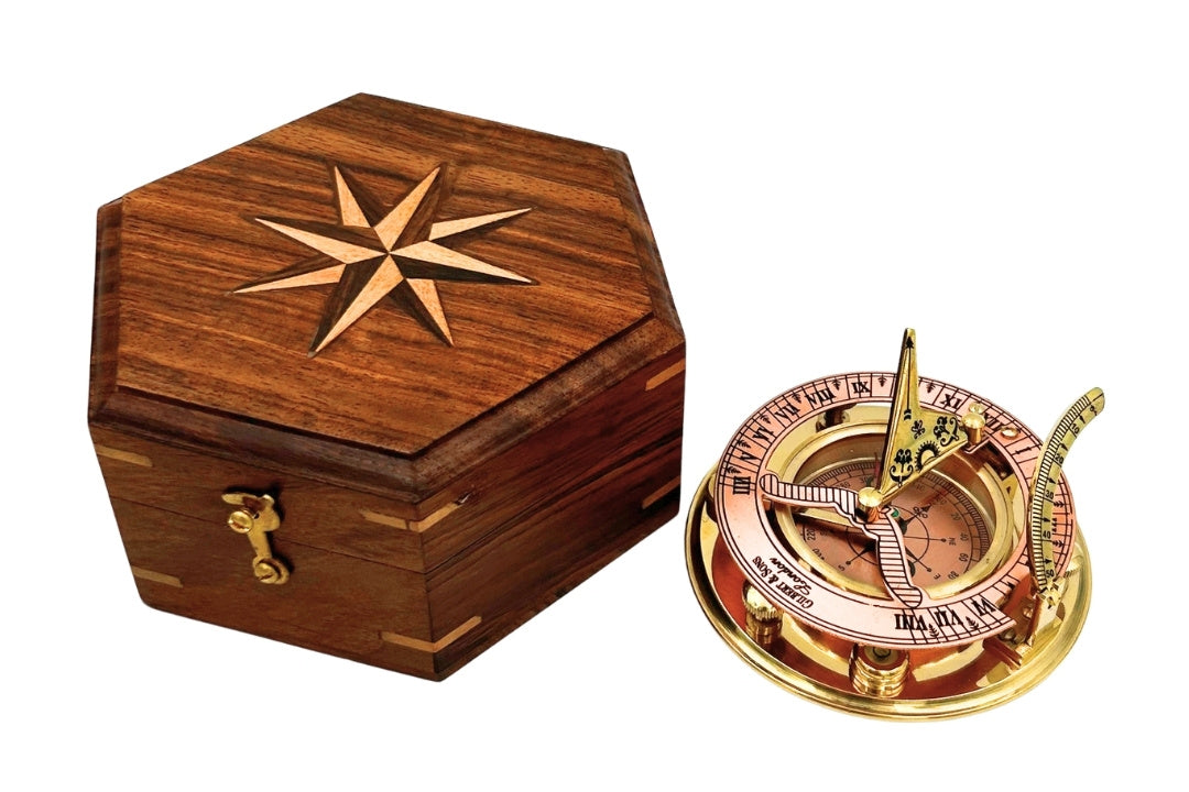 Brújula de latón con reloj de sol en elegante caja de madera - regalo ideal con opción de personalización con grabado - estilo retro, fabricación clásica, alta calidad