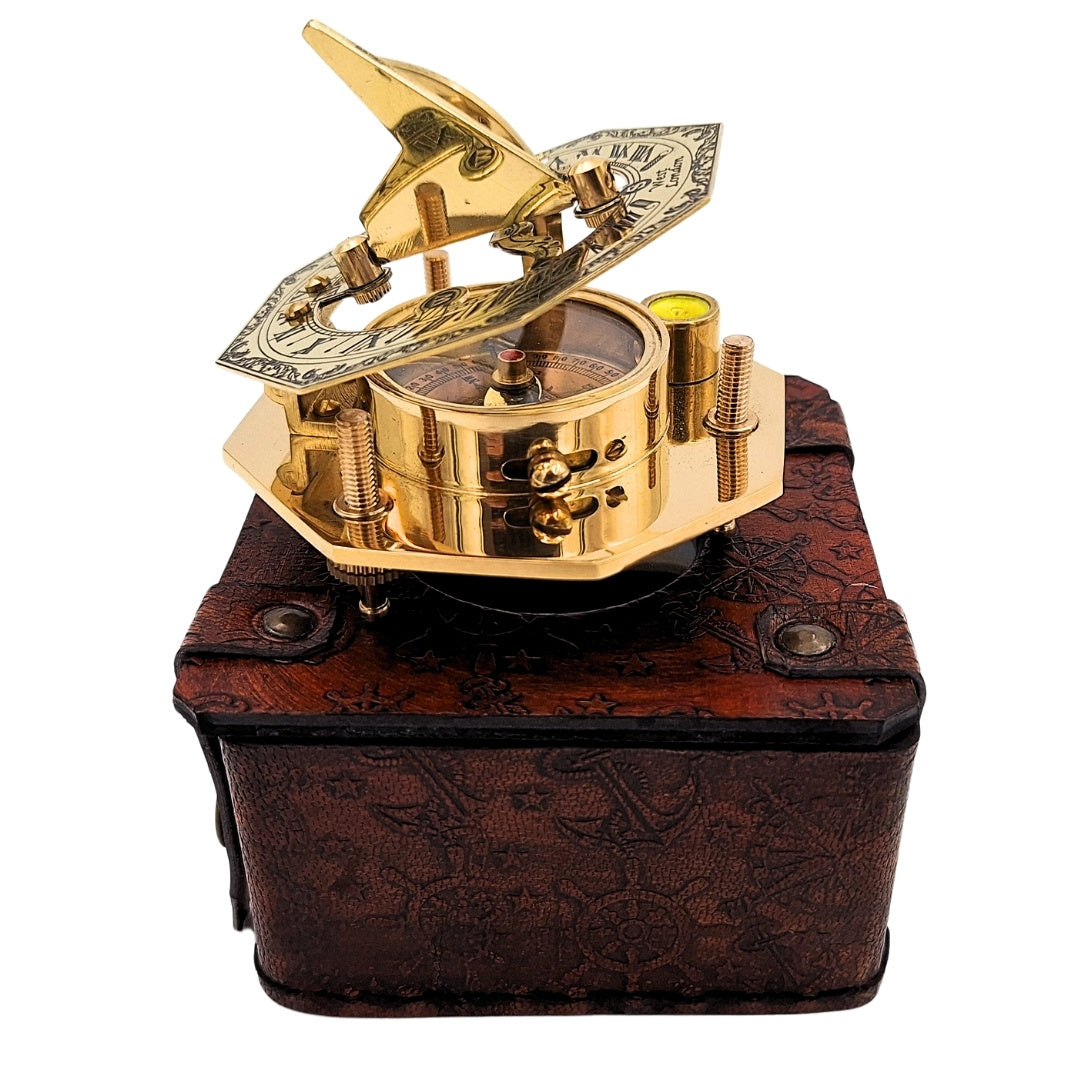 Brújula de latón en elegante caja de cuero con opción de grabado – regalo retro vintage para viajero, marinero - altura 8 cm, diseño elegante de latón