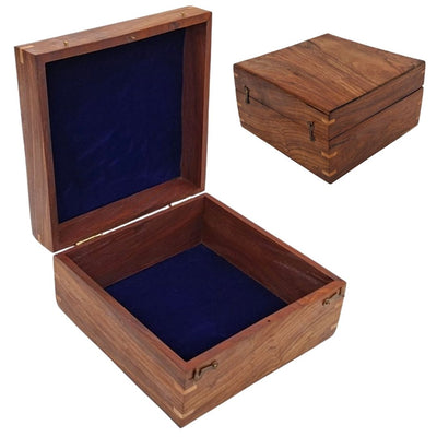 Elegante caja de regalo de madera de 20x20x11 cm con revestimiento azul marino y opción de personalización mediante grabado