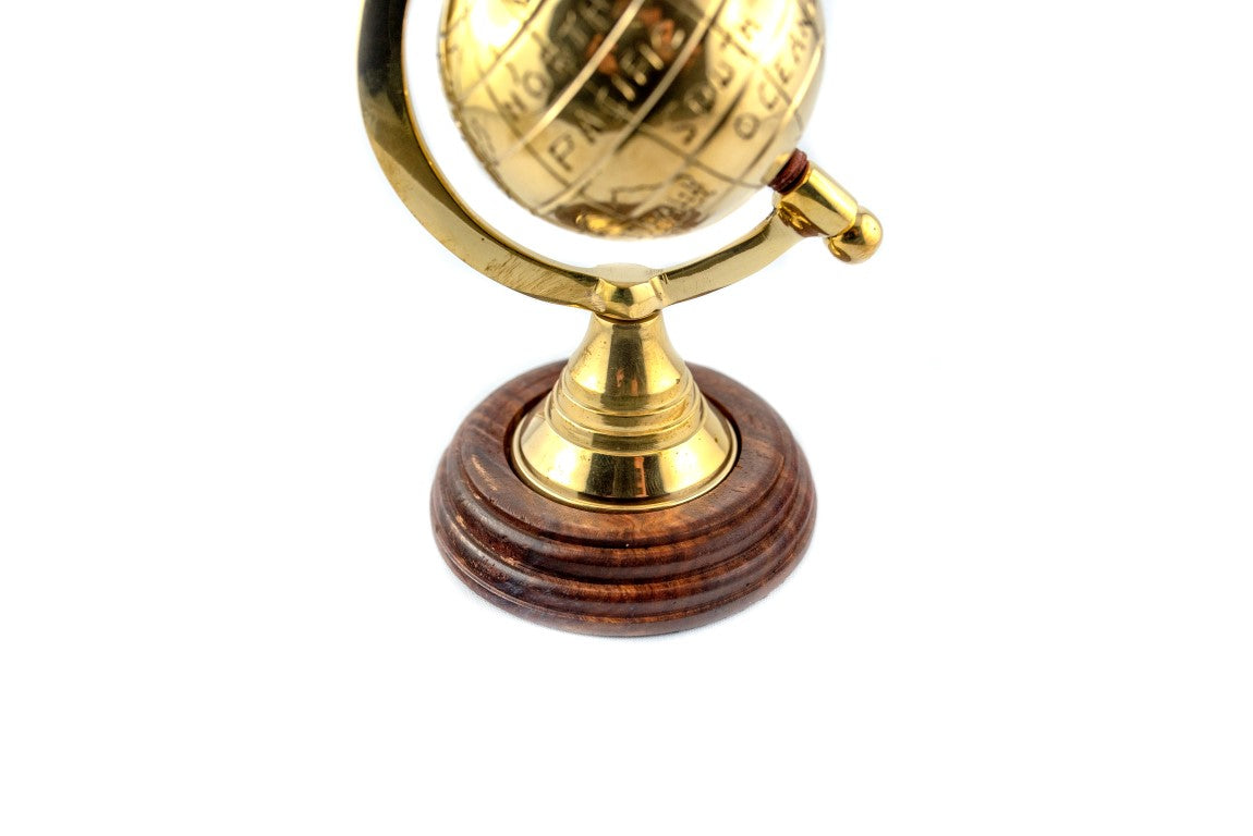 Globo decorativo metálico GWB61 con contornos de continentes grabados a mano y posibilidad de personalización