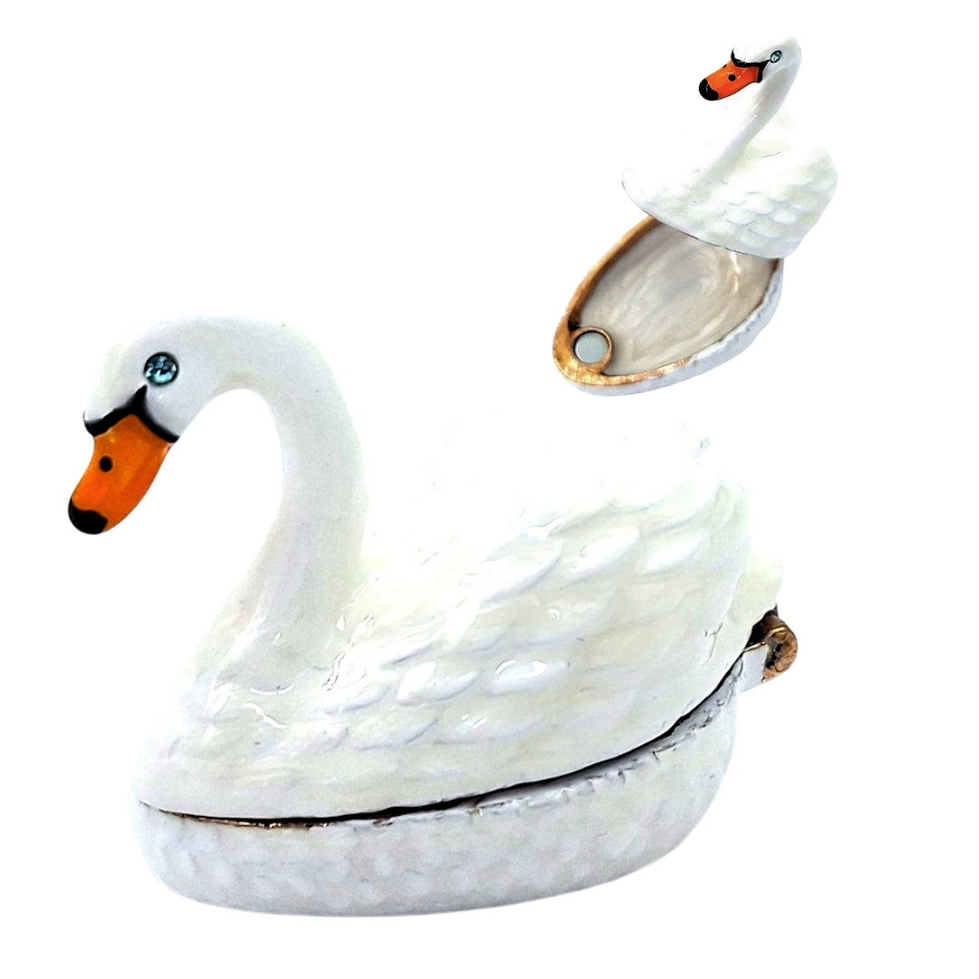 Elegante caja metálica de regalo en forma de cisne con posibilidad de personalización con grabado, blanco y dorado, ideal para guardar joyas - dimensiones 5x3,7x2,7 cm