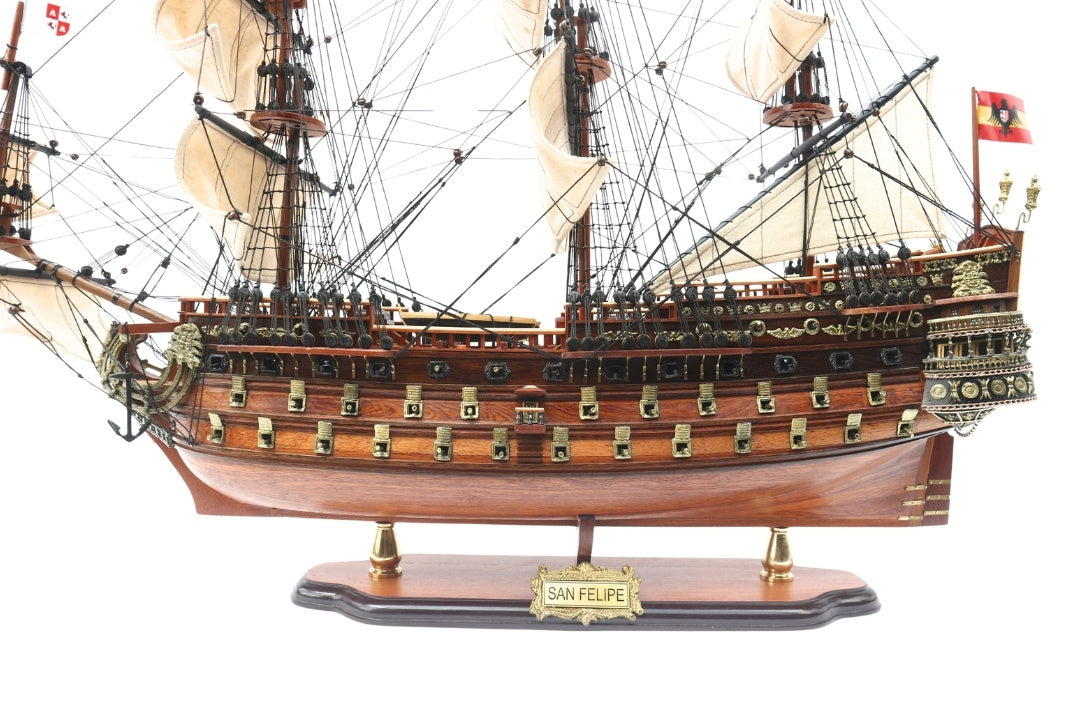Modelo de velero del barco San Felipe de 80cm, con posibilidad de personalización mediante grabado