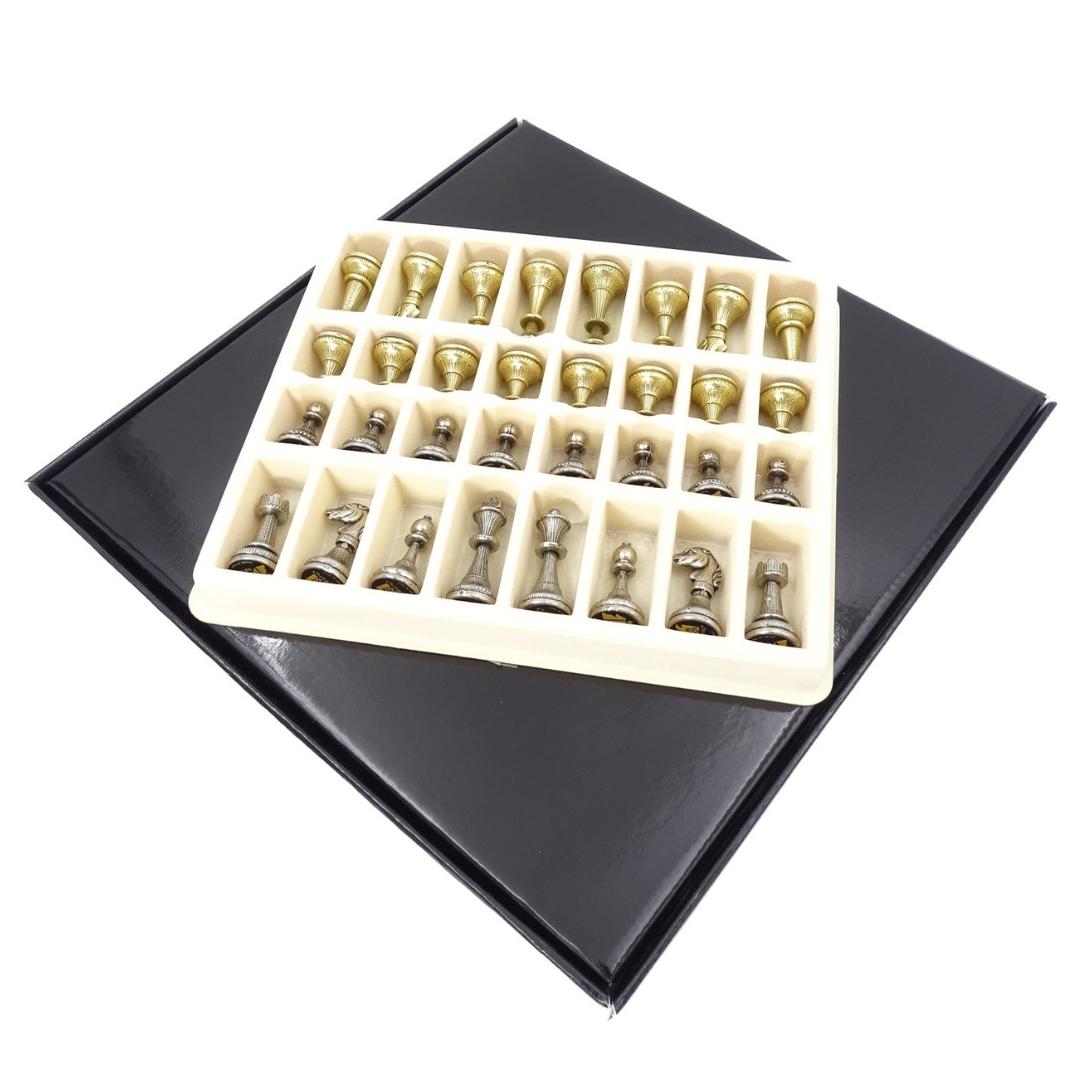 Ajedrez metálico exclusivo Italfama 28x28 cm con posibilidad de grabado personalizado, tablero marrón y negro, piezas doradas y plateadas