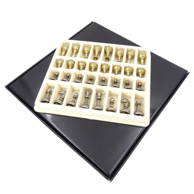 Ajedrez metálico exclusivo Italfama 28x28 cm con posibilidad de grabado personalizado, tablero marrón y negro, piezas doradas y plateadas