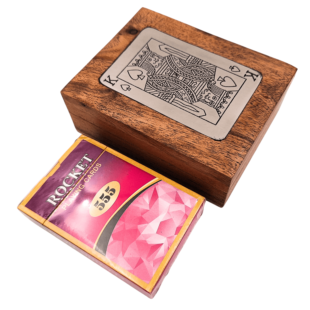 Elegante Baraja de Cartas en Caja Decorativa de Madera con Placa de Aluminio del Rey - Grabado Personalizado - Regalo Ideal para Amantes de los Juegos de Cartas - Medidas de la Caja 11,5 x 8 x 4 cm