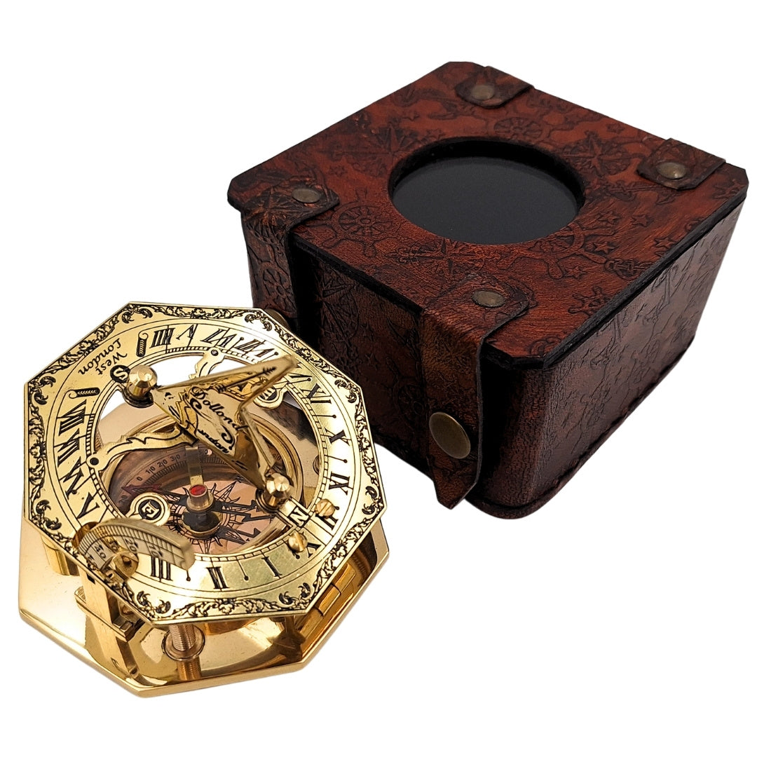 Brújula de latón en elegante caja de cuero con opción de grabado – regalo retro vintage para viajero, marinero - altura 8 cm, diseño elegante de latón