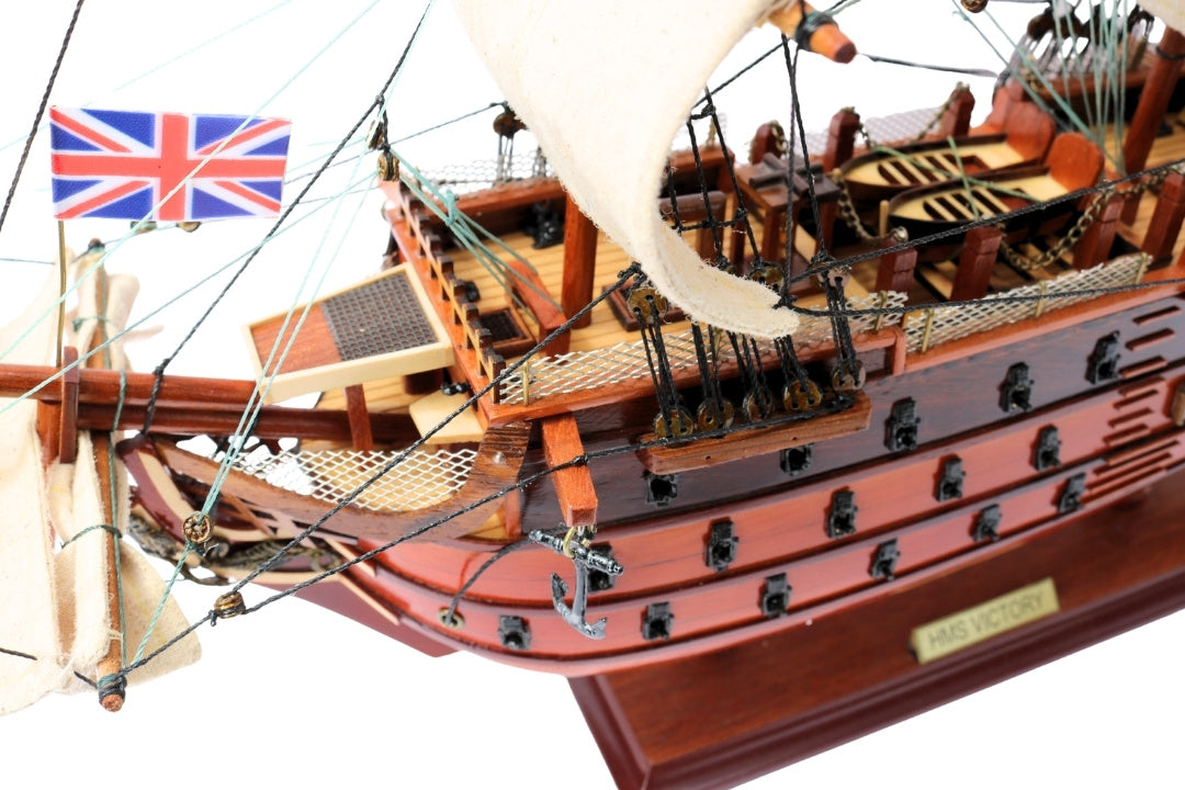 Modelo montado del velero HMS Victory de 54 cm - Réplica hecha a mano con posibilidad de personalización mediante grabado - Regalo ideal para amantes de la navegación - Alta calidad, elegante base de madera