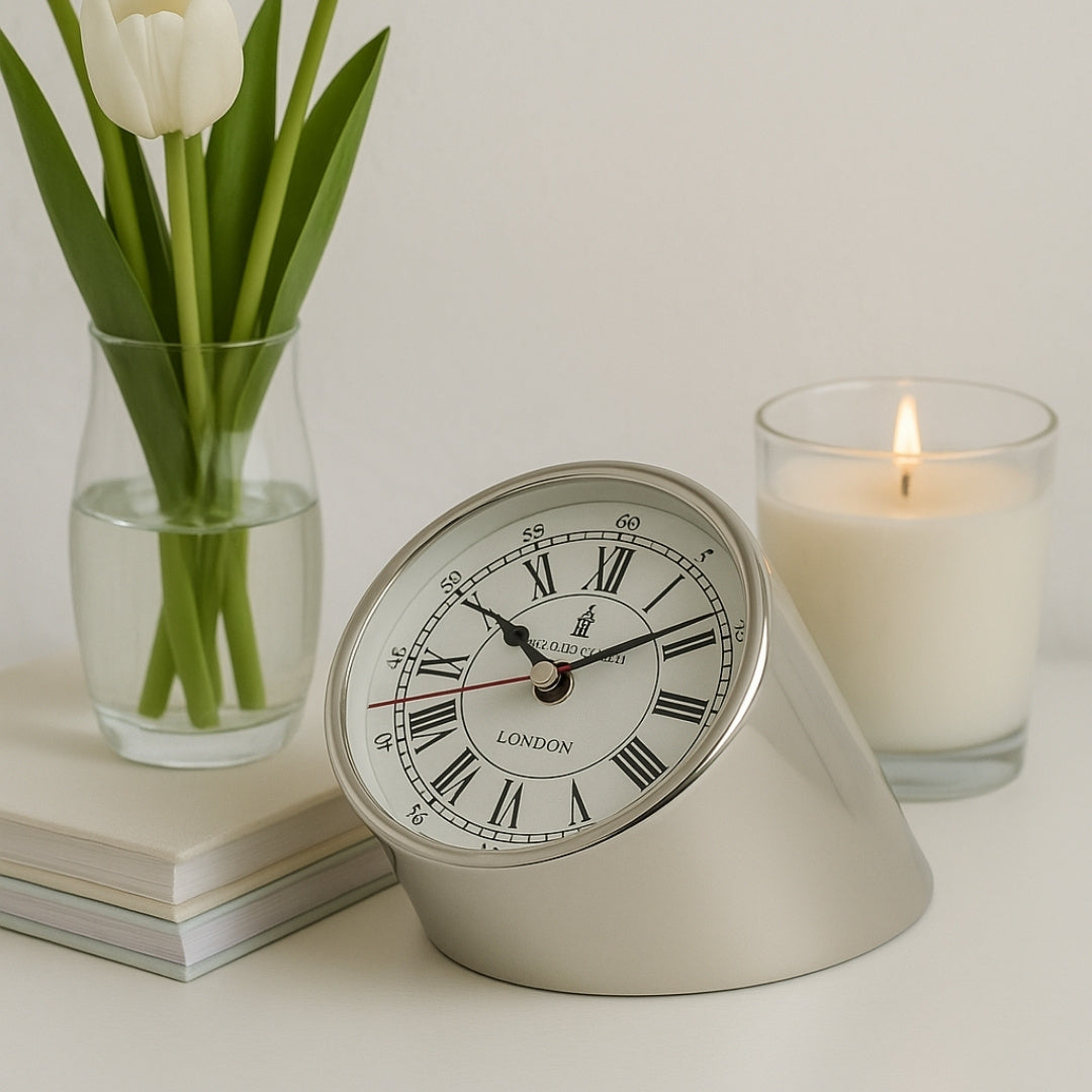 Reloj metálico de escritorio CLK-0212 con grabado - Regalo personalizado en color plateado, blanco o negro, altura 19 cm, estilo moderno con números romanos y arábigos