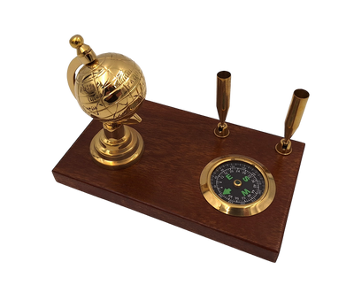 Elegante conjunto decorativo para escritorio con globo terráqueo, brújula y soportes para bolígrafos en tonos marrón y latón con posibilidad de personalización mediante grabado