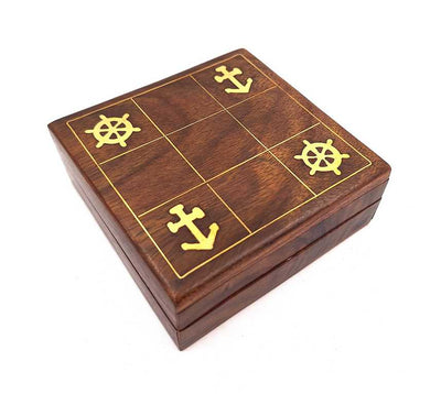 Tres en raya de madera con temática náutica y grabado - Regalo personalizado para navegantes, dimensiones 10x10 cm, diseño elegante con detalles de latón