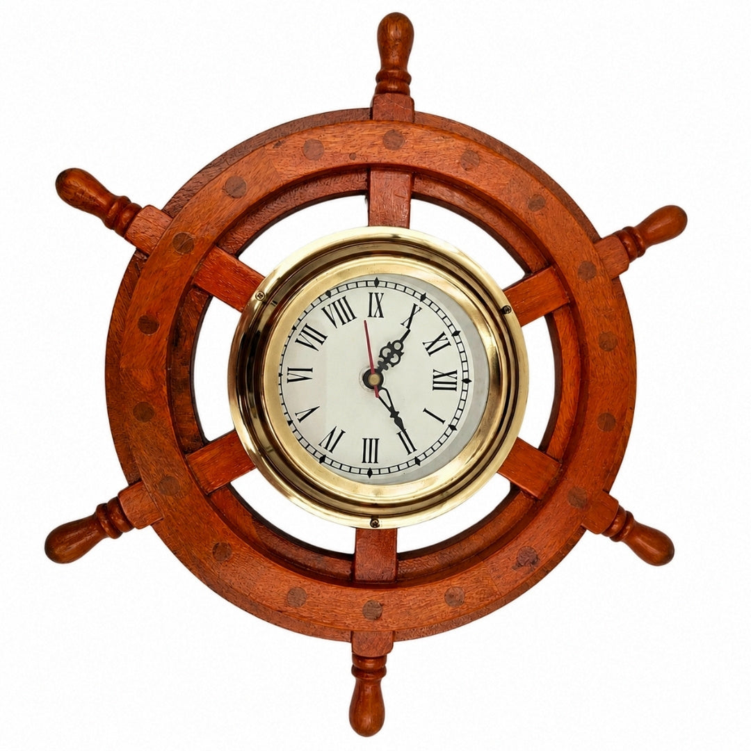 Reloj marino en timón de madera con latón
