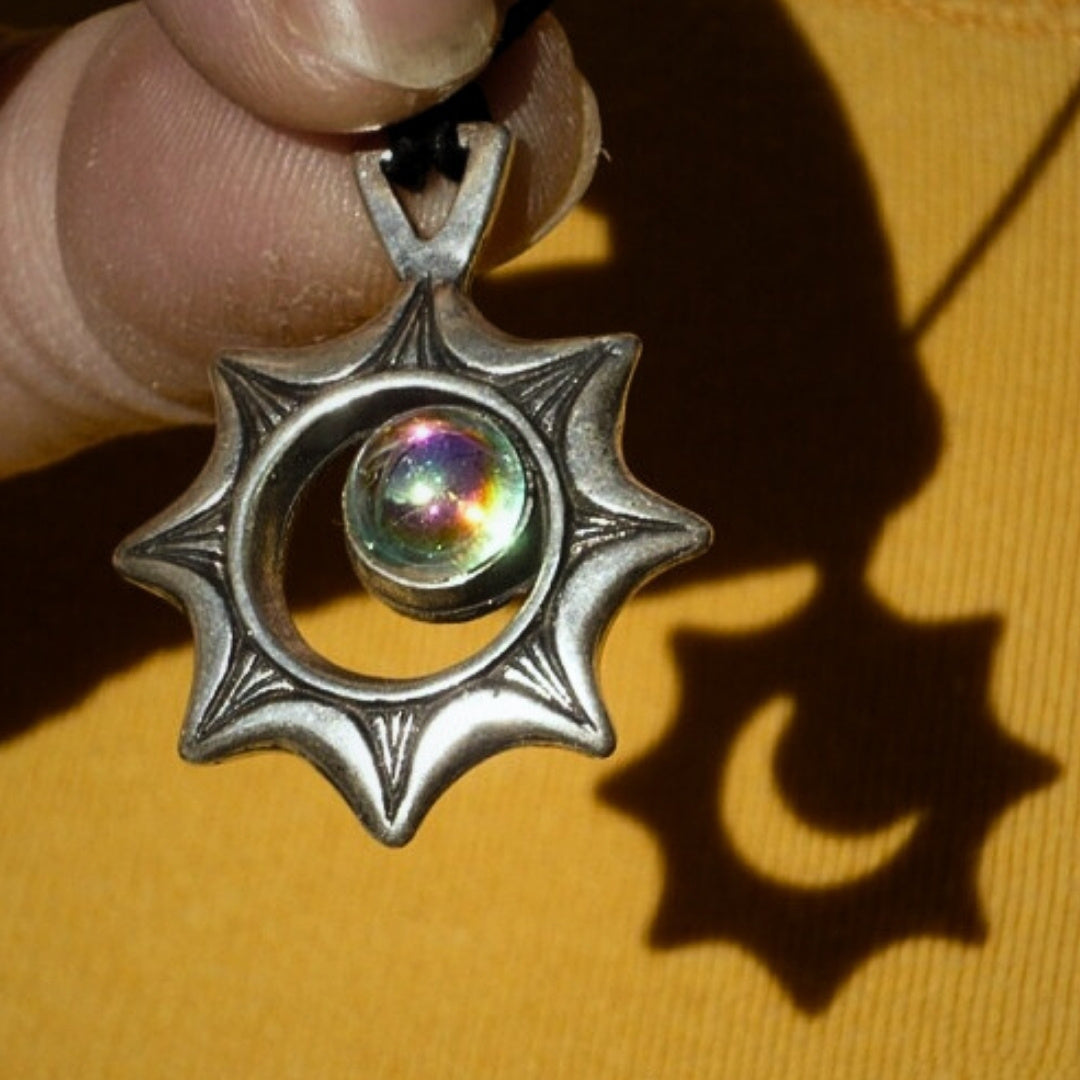Collar Eclipse Solar con grabado – Ilusión óptica con cristal checo, regalo personalizado para viajeros, zamak de alta calidad, longitud ajustable 45-62 cm