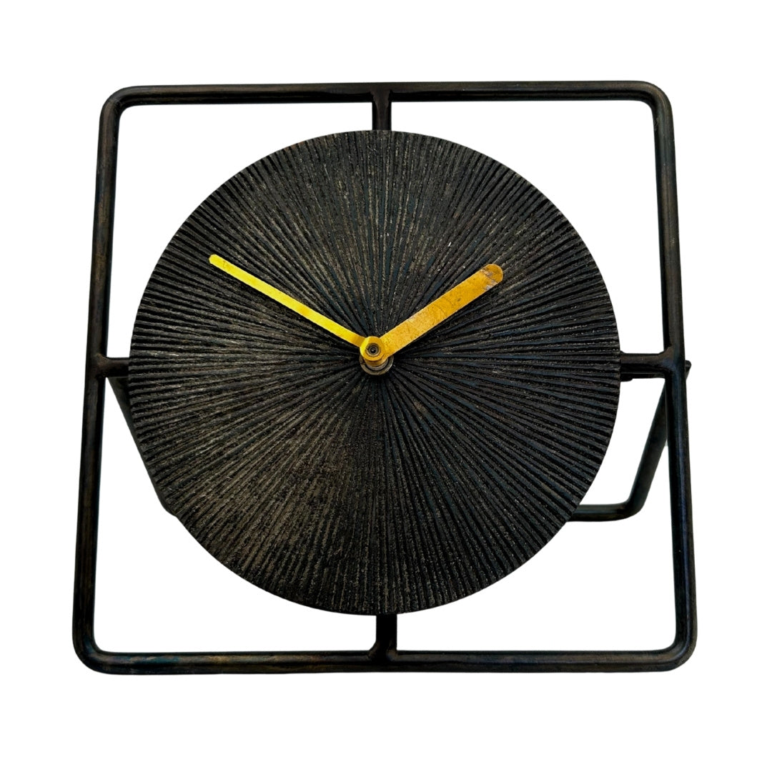 Reloj metálico redondo elegante de 20 cm en negro y dorado con posibilidad de personalización mediante grabado