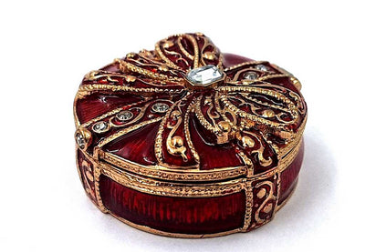Exclusiva caja metálica de regalo con cristales B0118-08 en color rojo y dorado, posibilidad de personalización con grabado, ideal para joyas y regalo elegante para cualquier mujer, dimensiones 4x4x1 cm, estilo glamour