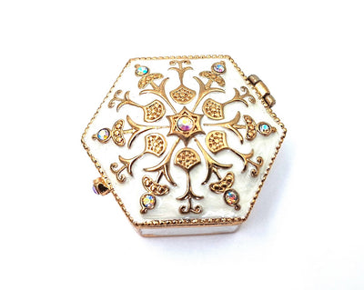 Elegante caja metálica de regalo con cristales B0035-08WH, blanco y dorado, posibilidad de personalización con grabado, ideal para joyas y pequeños objetos, 5x5x2 cm