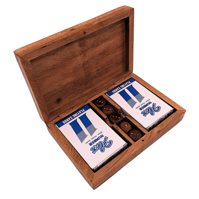 Elegante Set de Juegos de Cartas y Dados en Caja de Madera con Adornos de Latón