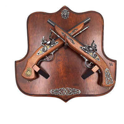 Réplica de pistolas de chispa en perchero de madera con posibilidad de personalización con grabado – Elegante elemento decorativo para regalo a amantes de la historia – Dimensiones 45 x 42,5 cm, longitud de pistolas 37 cm, alta calidad de fabricación