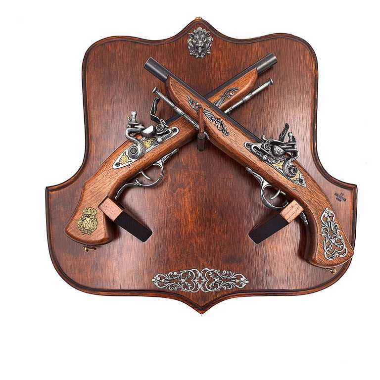 Réplica de pistolas de chispa en perchero de madera con posibilidad de personalización con grabado – Elegante elemento decorativo para regalo a amantes de la historia – Dimensiones 45 x 42,5 cm, longitud de pistolas 37 cm, alta calidad de fabricación