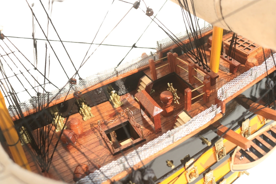 Modelo montado del velero HMS Victory de 80cm con posibilidad de personalización mediante grabado - Decoración exclusiva para regalo, hecho a mano con madera exótica, alta calidad y atención a los detalles